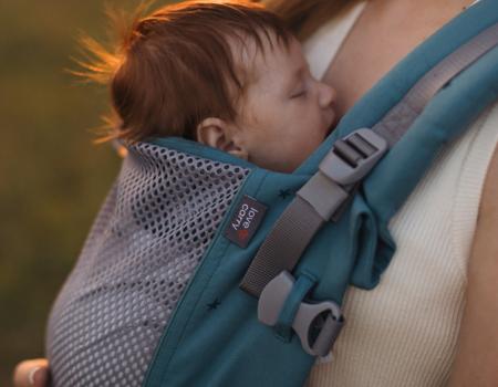 imagen que detalla la ergonomia en cada fase del crecimiento del bebe de la mochila love and carry ONE